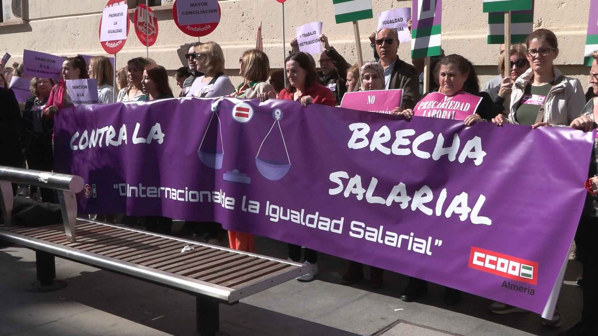 Ugt Y Ccoo Se Concentran En El Día De La Igualdad Salarial Para Combatir La Brecha De Género En 